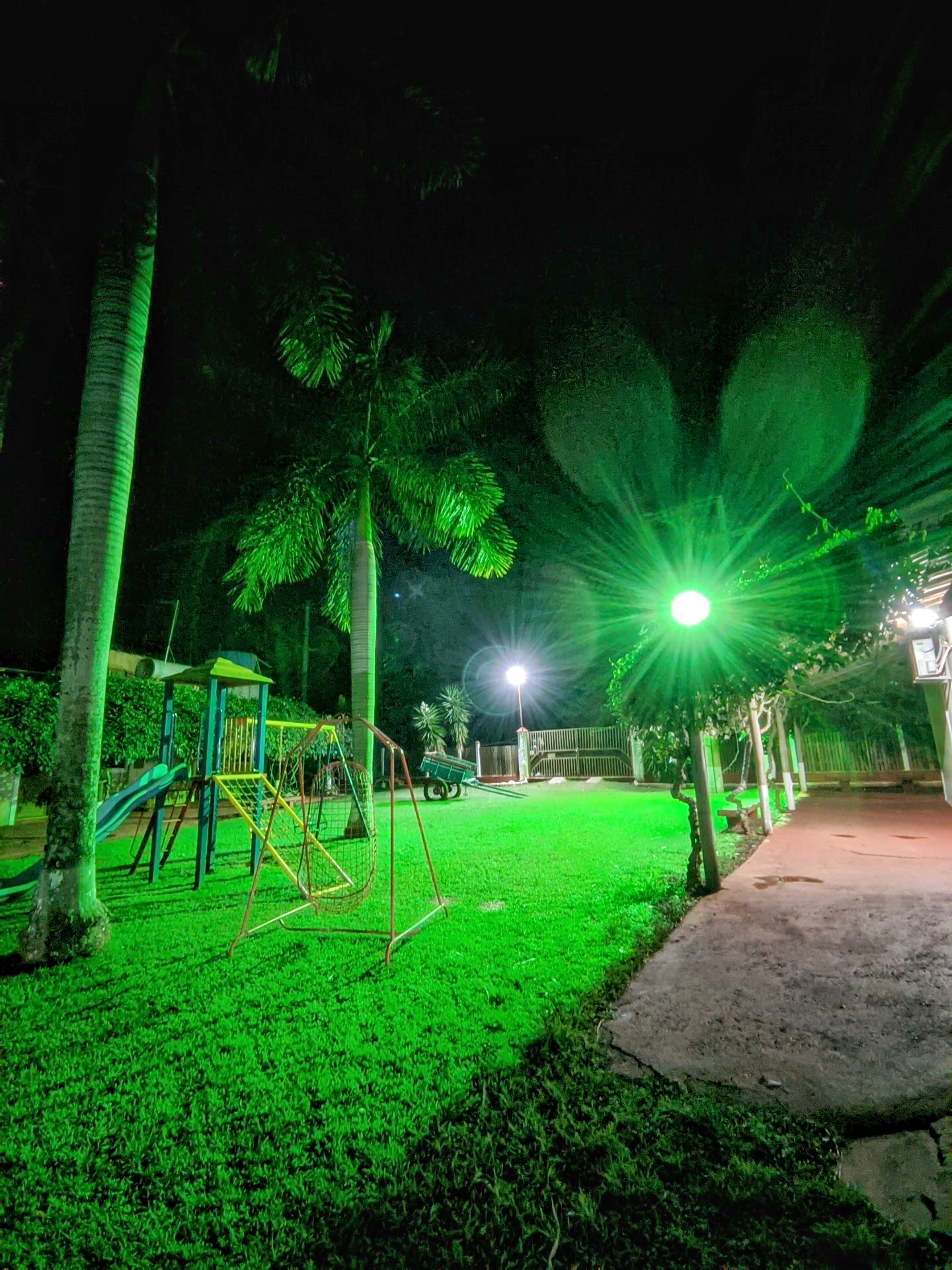 Varanda externa e arquitetura dos chalés sob luz do dia