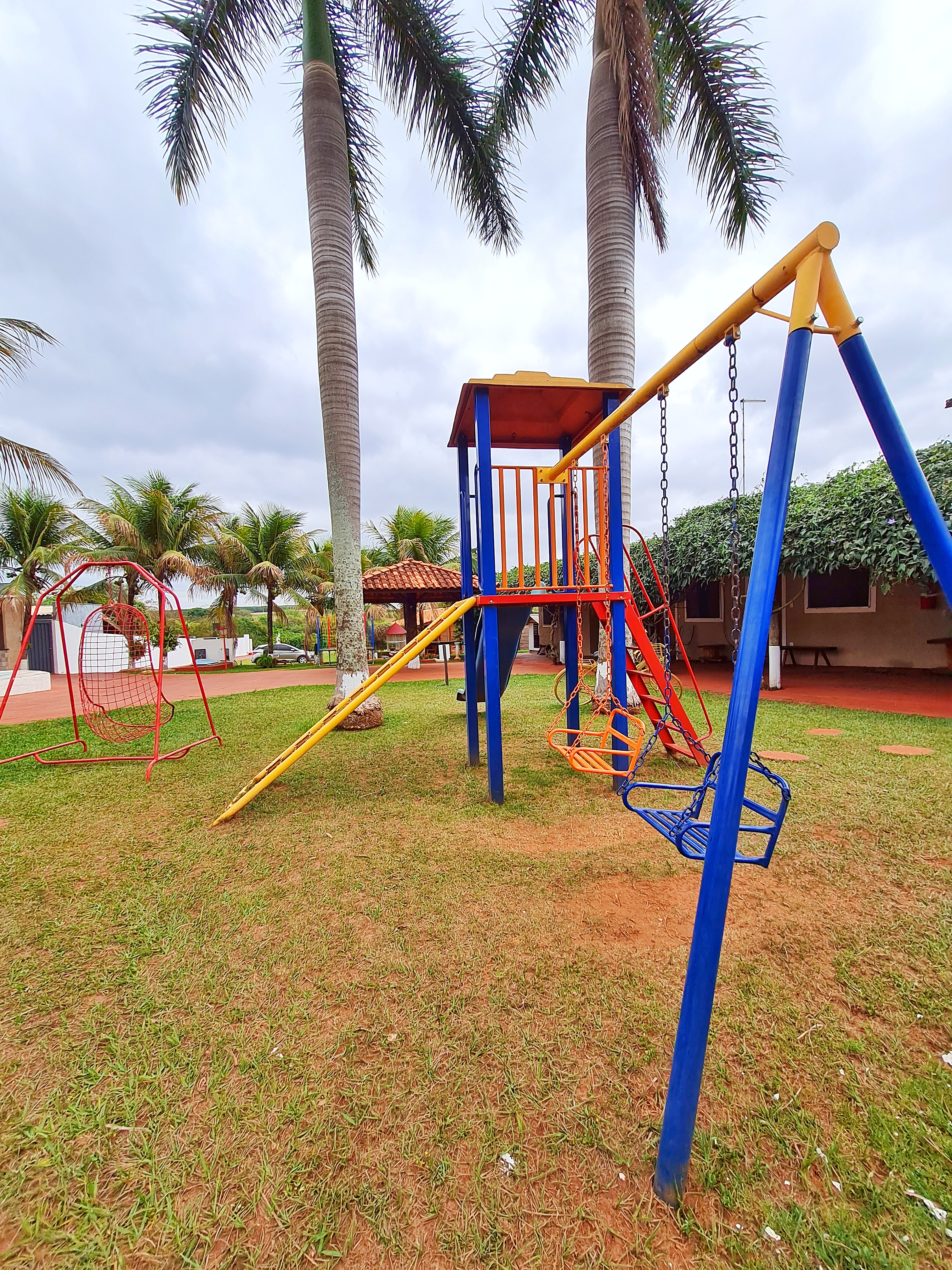 Playground com brinquedos coloridos no gramado