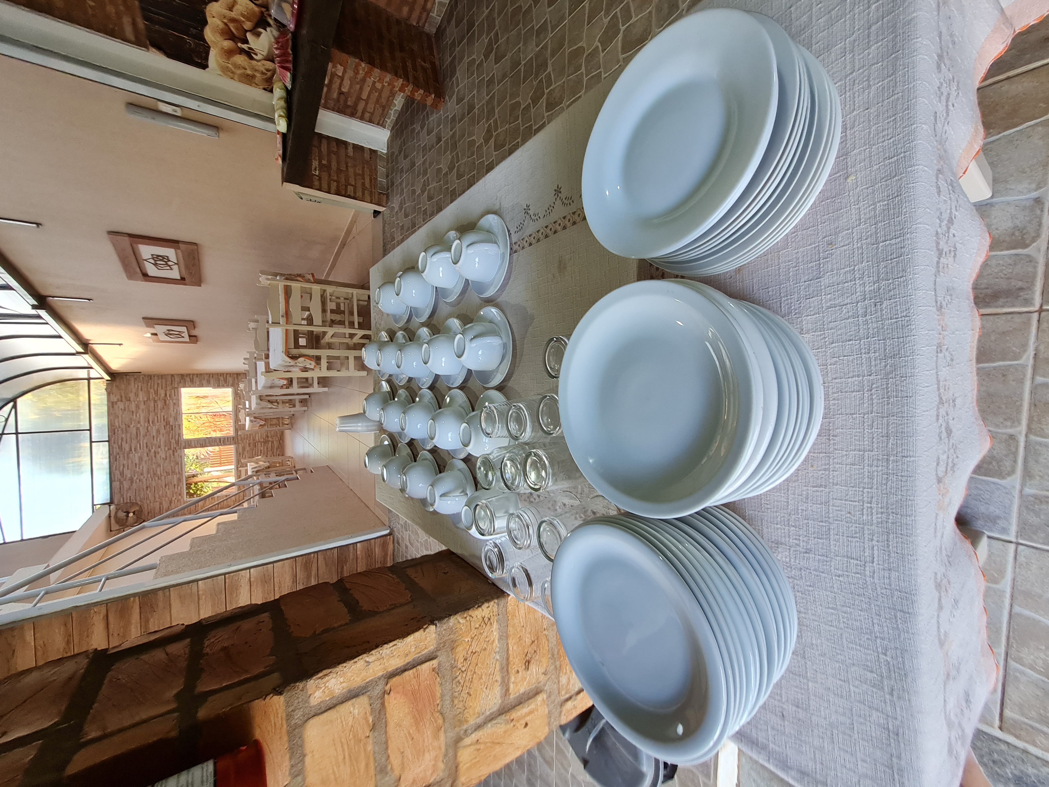 Mesa de café da manhã colonial com louças organizadas