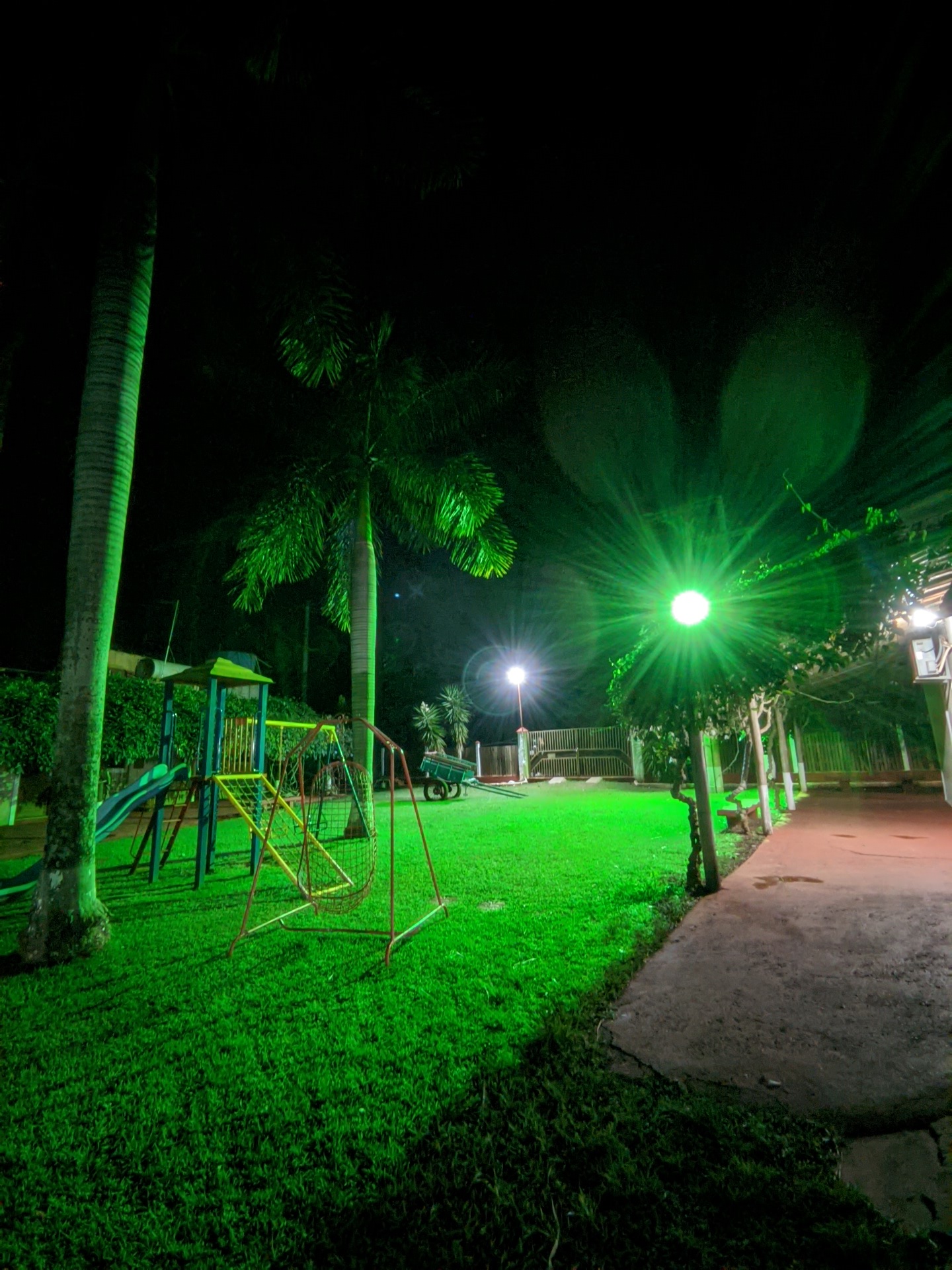 Gramado amplo sob o luar da noite de Olímpia
